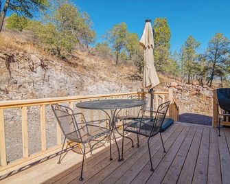 Davis Mountains Hideaway-Cactus Flower Cabin - Fort Davis - Balkon