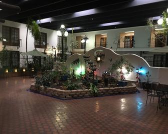 Ramada by Wyndham Las Cruces Hotel & Conference Center - לאס קרוסס - דלפק קבלה