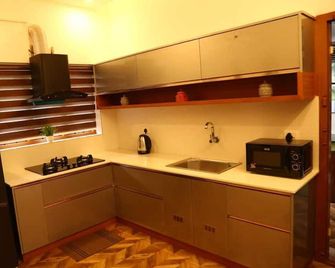 Ethereal Retreat 4-bedroom villa in delightful Chengannur with WiFi, AC - Chengannūr - Cocina