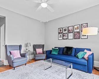 2 Bedroom With Laundry And Parking In Wi - Windsor - Living room