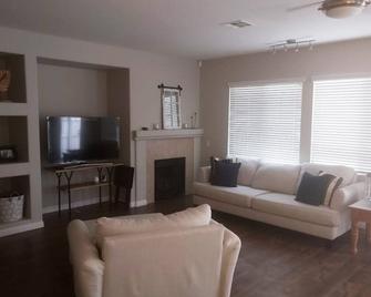 Cottage Style single family home in Southern California\n\n - Lake Elsinore - Wohnzimmer