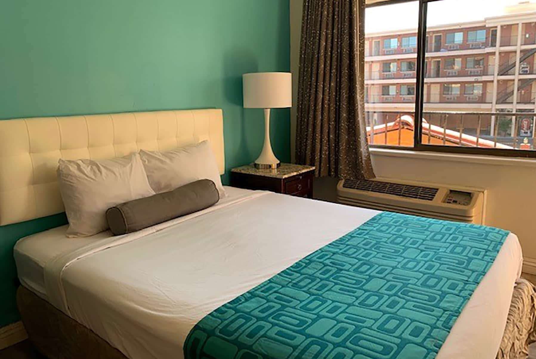 Bedroom view of Howard Johnson by Wyndham Reno Downtown