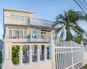 By The Sea Guest House - San Andrés - Building