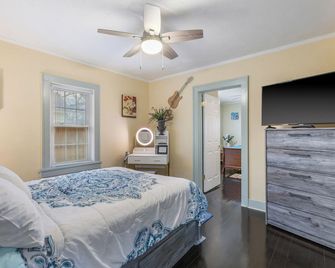 Spacious 5 BR/3 Bath Midtown Home - Near Zoo and Liberty Bowl - Memphis - Kamar Tidur