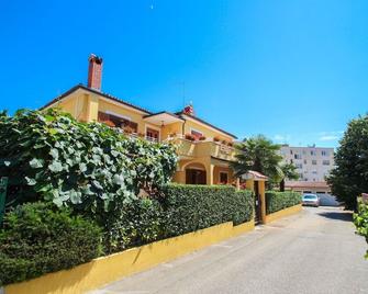 Alenka Orange - Novigrad - Gebäude