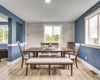 Spacious Oswego Home 6 Mi to Fort Ontario! - Oswego - Eetruimte