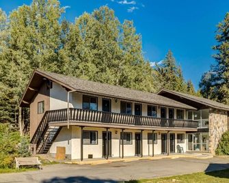 Cozy Studio W/ Mtn Views | Sleeps 4! | Near Banff - Harvie Heights - Building