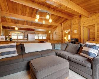 Hike and Ski Cabin with Fireplace in Franconia! - Franconia - Wohnzimmer