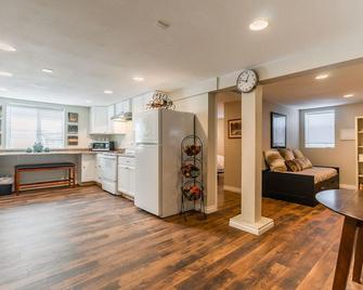 Lower Level Historic Gold Coast \'Q\' house - Richland - Kitchen