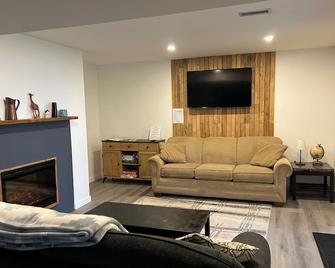 Gorgeous waterfront vacation rental suite with stunning views. - Mayne Island - Living room