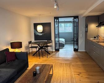 Very nice apartment quiet location with good parking and terrace - Kleinmachnow - Living room