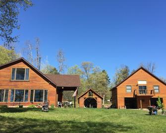 Two Beatiful Cabins In The Heart Of Recreation: - Spooner - Building