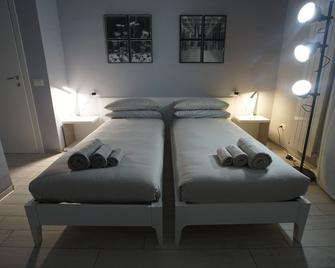 Le3stanze - Borgomanero - Schlafzimmer