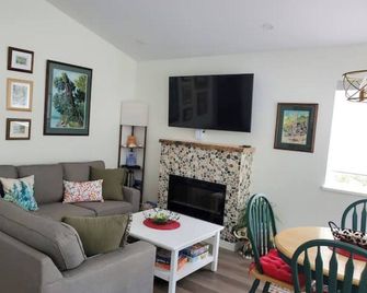 Hi N Dri -Warm & Welcoming-Great for Weekend Getaways-Across from Beach access. - Halfmoon Bay - Living room
