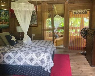 2 bedroom wooden cottage micro Climate living. open air living - Trafalgar - Habitación