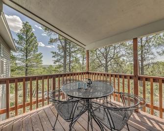 Hillside Haven with Deck Less Than 2 Miles to Dwtn Ruidoso! - Ruidoso - Balkon