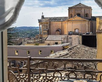 Seven Rooms Villadorata - Noto - Parveke