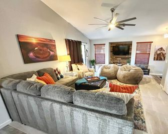 Pool & EV Charger @ Family Friendly comfy house in the heart of Queen Creek - Queen Creek - Sala de estar