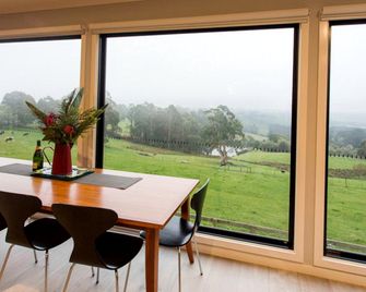 Romantic Holiday Rental for Couples in Strzelecki Hills near Melbourne, Victoria - Leongatha - Comedor