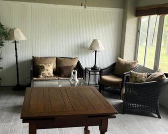 Spacious home and country setting just minutes from The Villages. - Lady Lake - Living room