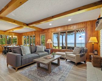 Lakeside living at its best on West Twin Lake, Lewiston - Lewiston - Sala de estar