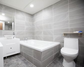 I-check Hyunjin Hotel - Donghae - Bagno