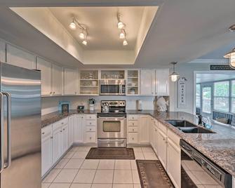 Waterfront Lake Placid Escape with Dock and Lanai - Lake Placid - Kitchen