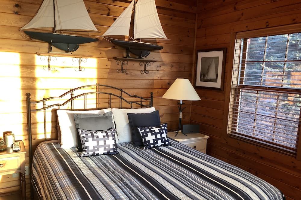 Charming Log Cabin and Guest House on Beautiful East Grand Traverse Bay