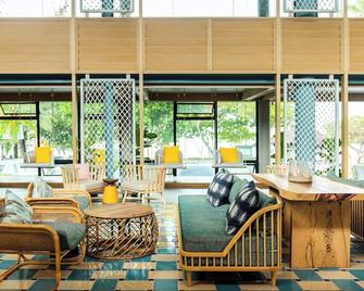 ホリデイ・イン リゾート クラビ アオナン ビーチ - クラビ - リビングルーム