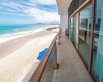 Cormorant Beach House - Puerto Villamil - Balkon