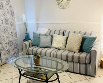 Cozy condo two blocks from the beach - Cape Canaveral - Living room