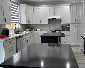 Bedroom and bathroom in a quiet townhouse. - Los Angeles - Kitchen