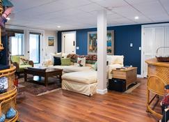 Quiet Riverfront getaway to enjoy Midcoast Maine! - Damariscotta - Living room