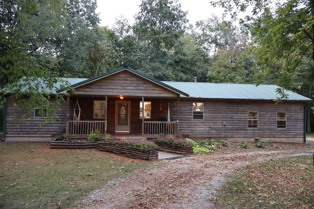 Lovers’ Lakeside Love Nest \nCozy Retreat on Pittsfields Serene Lake. - Pittsfield - Будівля