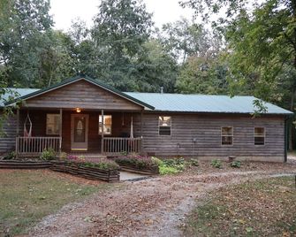 Lovers’ Lakeside Love Nest \nCozy Retreat on Pittsfields Serene Lake. - Pittsfield - Будівля