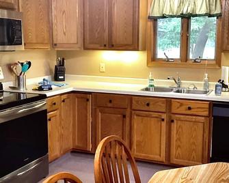 Cozy 3-bedroom cabin with private dock and direct access to Castle Rock Lake. - New Lisbon - Cocina