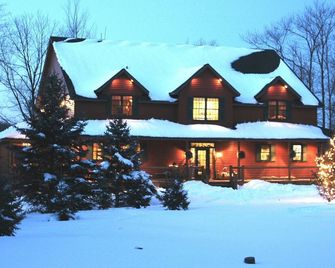 Woodland Trails Lodge on 130 acres with ponds and miles of private trails - Hinckley - Gebouw