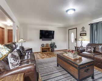 Private Master Suite~ 3 King Beds, Hike Off The Property New Hot Tub - Tillamook - Huiskamer