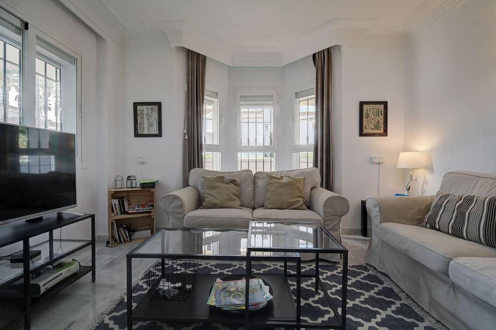 Beatiful spacious 3 bedroom apartment - מרבלה - סלון