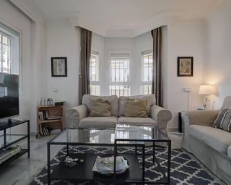 Beatiful spacious 3 bedroom apartment - מרבלה - סלון