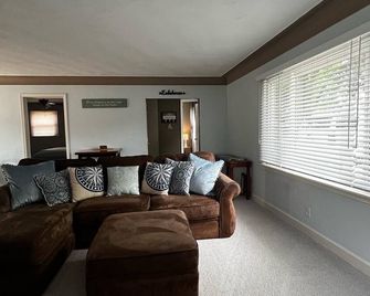 Guest favorite Devils Lake Dock Private Fenced Yard Grill Yard Games Boat rental - Manitou Beach - Living room