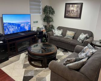Cozy Two-Bedroom Luxury Suite near Toronto Airport - Mississauga - Living room