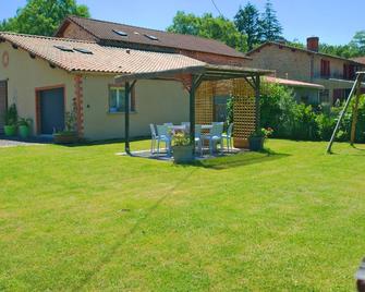 Gîte with Jacuzzi in the countryside 15 kms from the ocean - La Boissière-des-Landes - Patio