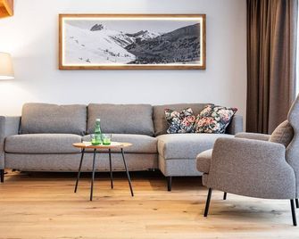 Apparthotel Alpenchalet - Neukirchen am Grossvenediger - Obývací pokoj