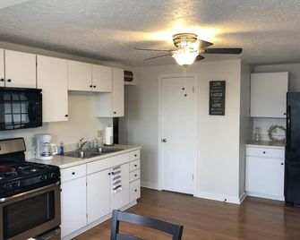 Ashland Home- Great Location with nice new furnishings - Ashland - Kuchyň