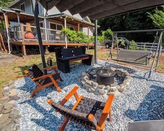4 BR Riverfront Home w/ Stunning Views, Fireplace - Kalama - Patio