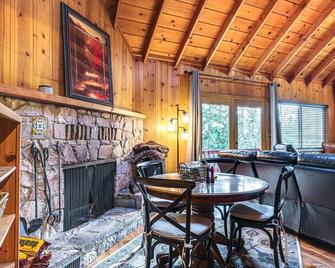 Cozy Mi-Wuk Village Cabin 18 Mi to Dodge Ridge! - Mi Wuk Village - Dining room