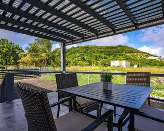 Family-Friendly Charm at Xoop Homes: Ixora Cozy, Convenient, and Close to It All - Osbourn - Balkon