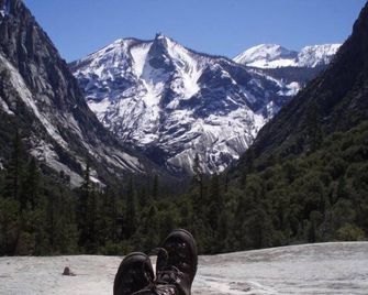 The Kaweah River Cabin sleeps up to 8 guests, located 3 minutes from entrance - Three Rivers - Property amenity