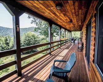 Secluded Log Cabin with Hot Tub, 33 Acres, Pet-Friendly, Near Hiking Trails - Campton - Balcón